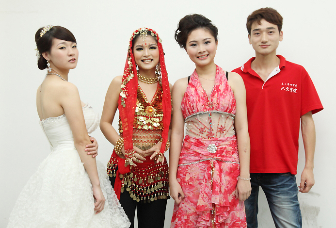 公司员工“大变身”后的造型