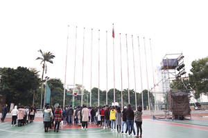 tyc41183太阳成顺利完成本学期最后一次升旗任务