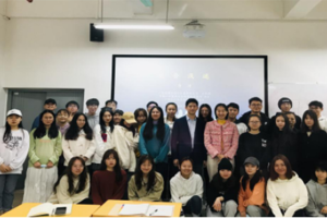 【人文双创】tyc41183太阳成文化产业管理“双创”人才卓越班邀请广西会议展览业协会副会长唐海先生为同学们授课