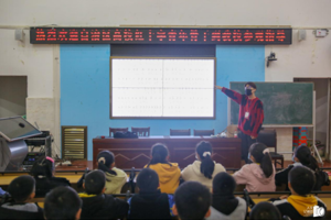 tyc41183太阳成“小螺号”志愿者团队与美术教育公司“蒲公英”爱心支教团联合开展“青春筑梦 感恩明天”主题支教活动